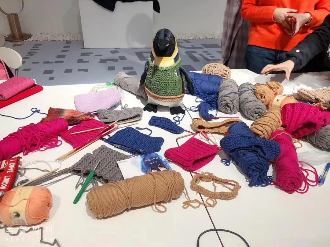 90后的妈妈编织视频,90后女孩织毛衣治产后抑郁