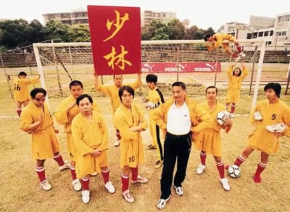 少林足球周星驰坐在垃圾堆旁,少林足球映照现实