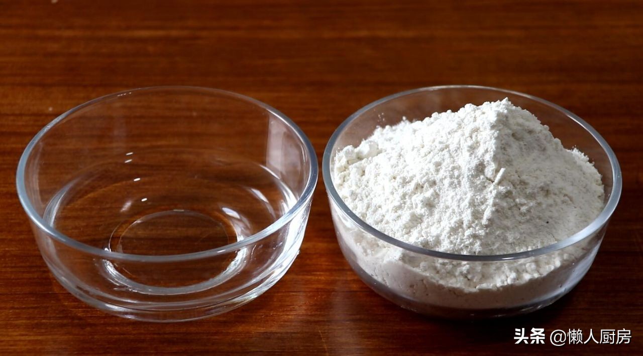 1斤面粉1个鸡蛋教你在家自制拉面,普通面粉拉面的做法全过程