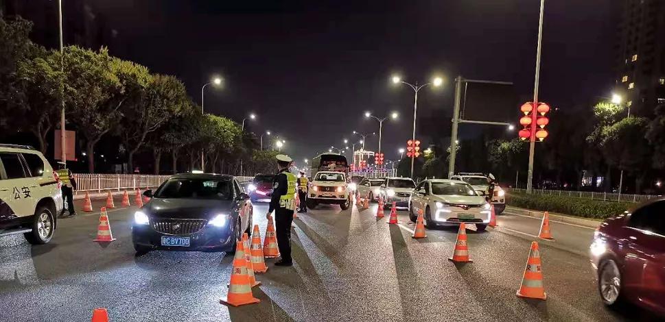 他无视交警拦停，开车撞倒雪糕筒一路逃走，走投无路仍不肯开车门！