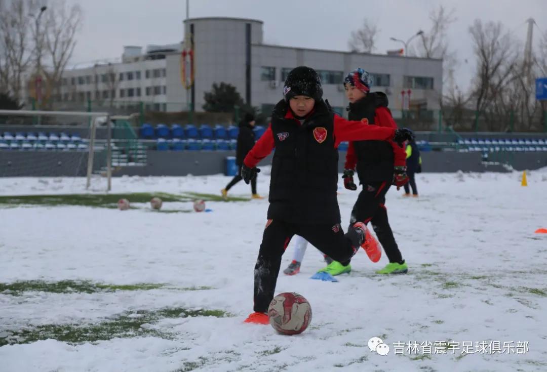 雪地快乐踢球,冰天雪地足球