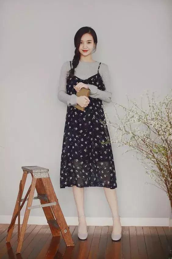 洋气上档次吊带裙秋冬内搭,今年最火的吊带裙内搭