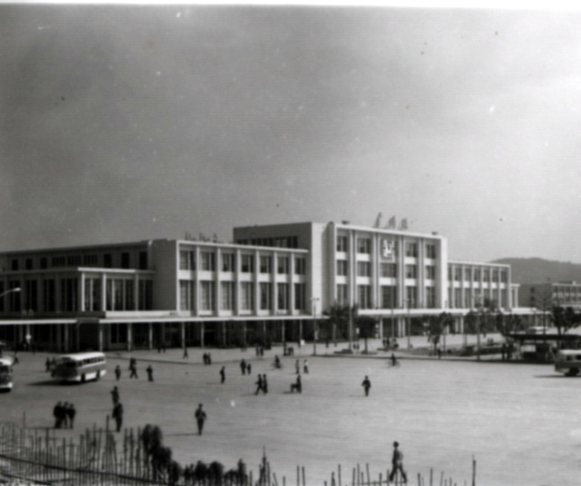 广州火车站标语,广州火车站的振兴中华谁写的