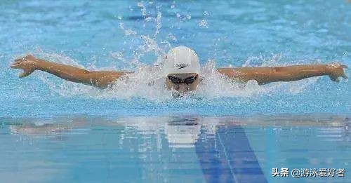 蝶泳时屁股一定要出水吗,成人游蝶泳时臀部不出水怎么办