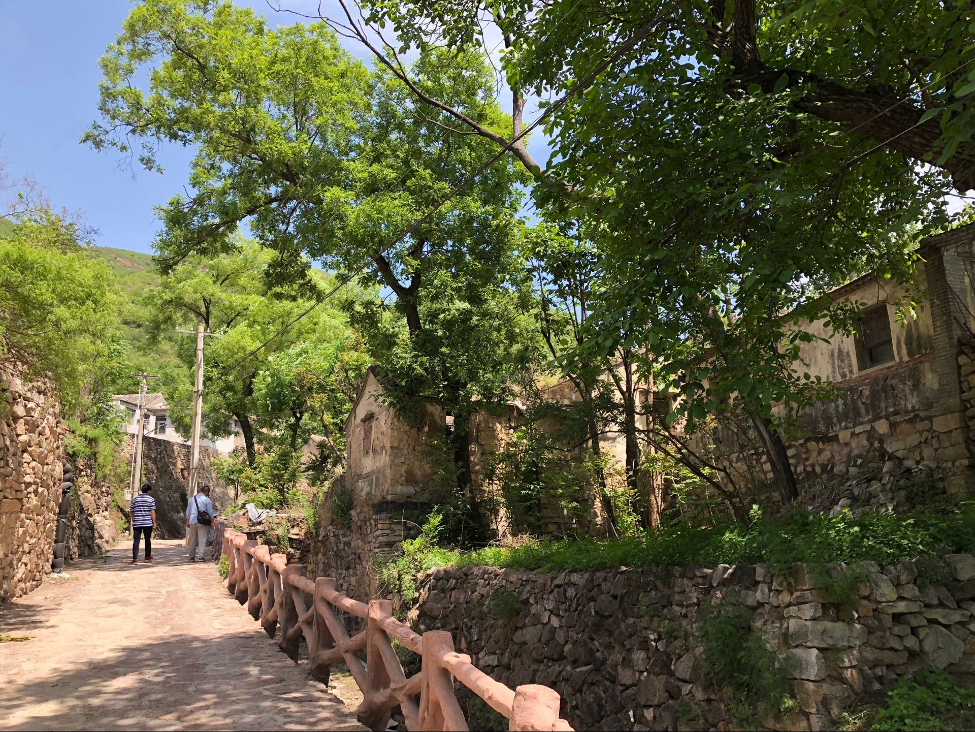 城里人在农村买地基修房子合法吗,城市人买农村房屋确权怎么办