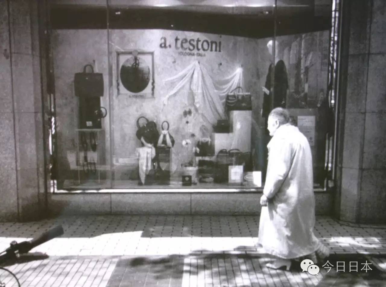 日本一*女妓**站街拉客到74岁，只为等一人