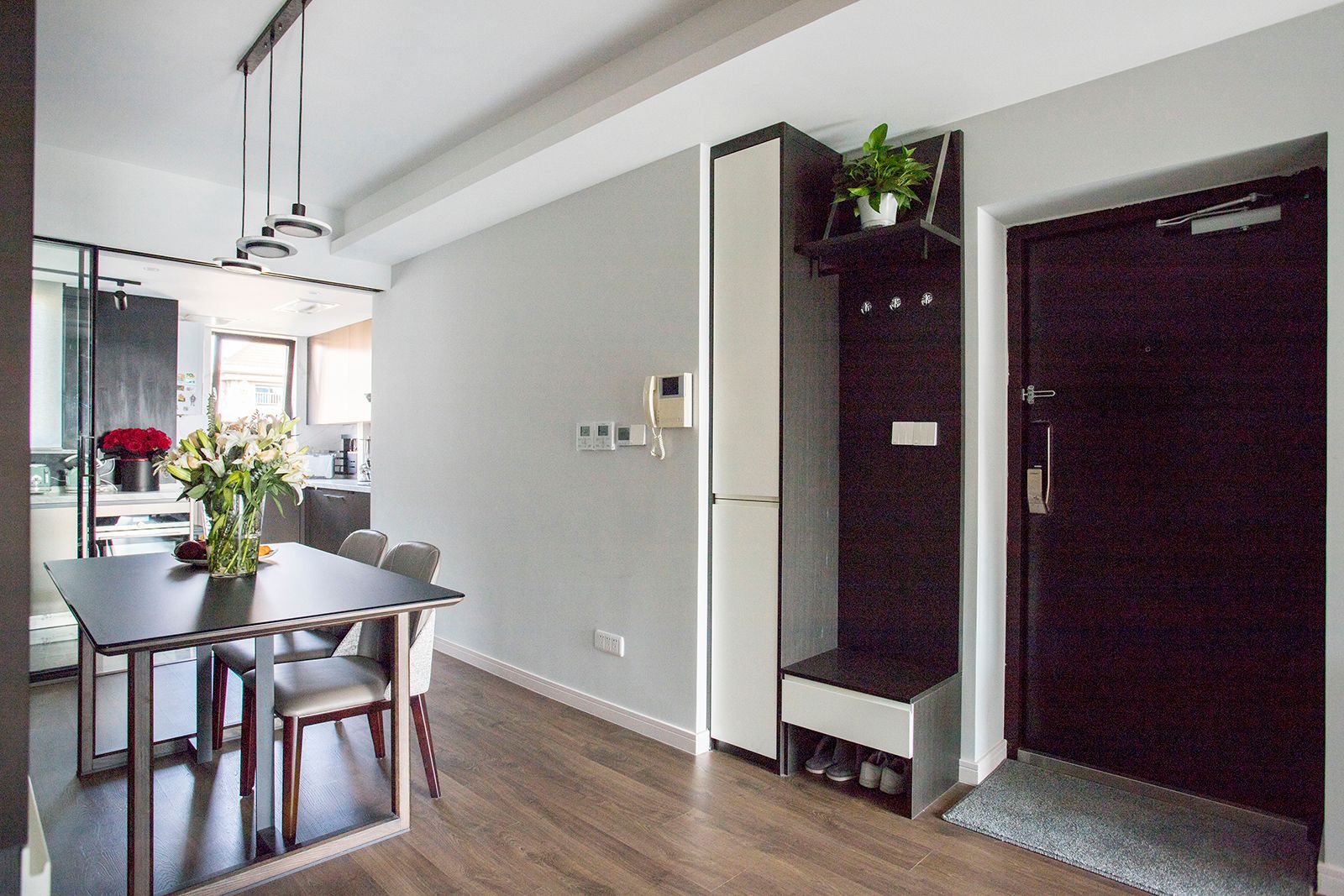 103㎡收纳满分，电动窗帘、上轨道移门和阳台吧台让家一键变高级