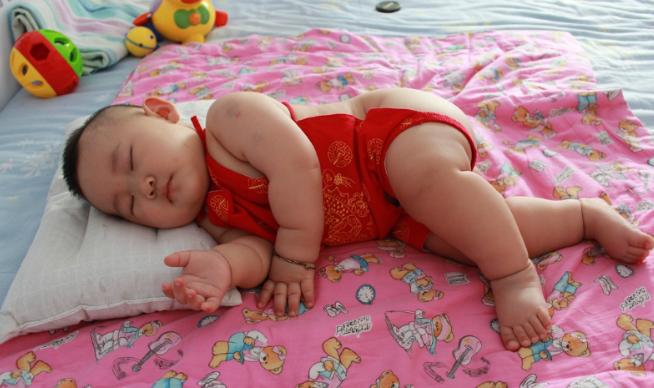 宝爸陪孩子睡觉,宝爸哄宝宝睡觉有妙招