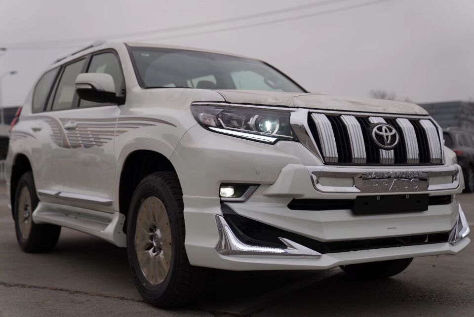 2019款丰田霸道尾部图片,2022款丰田霸道和途锐哪个好