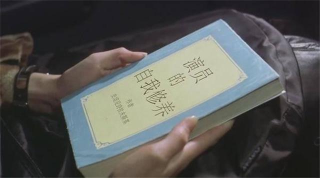 喜剧之王周星驰我养你画面,周星驰喜剧之王一个人在屋内片段