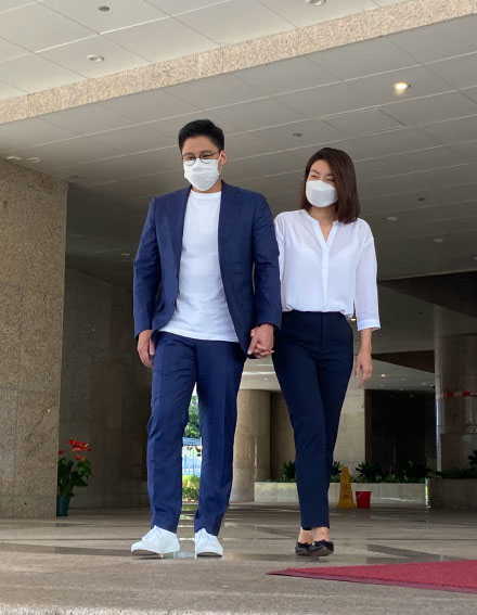 郭晶晶秀禾服,郭晶晶蓝色西装