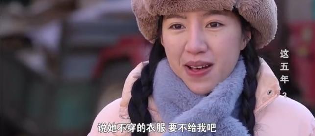 浙江29岁农村女孩白手起家摆地摊 (女大学生回乡摆摊创业)