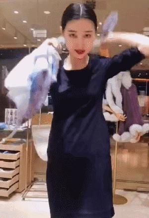 羊绒围巾这样戴简单又时尚,丝绸面料的围巾的系法