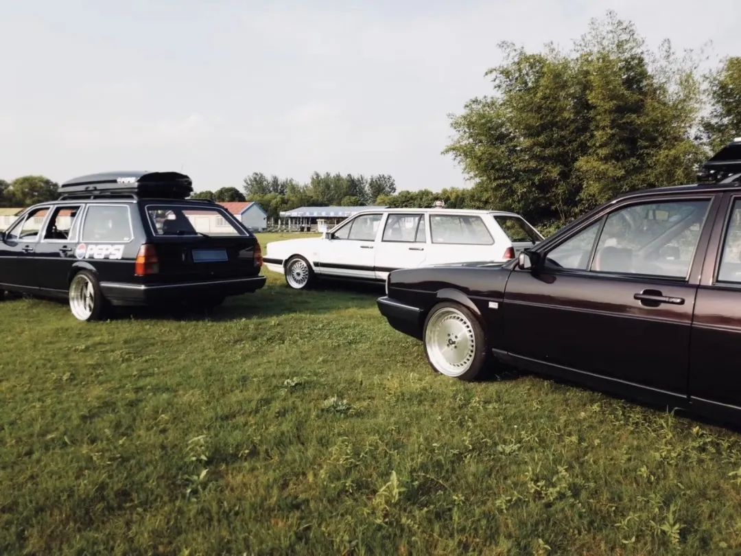 同时拥有好几辆摩托车,同时有多辆越野车