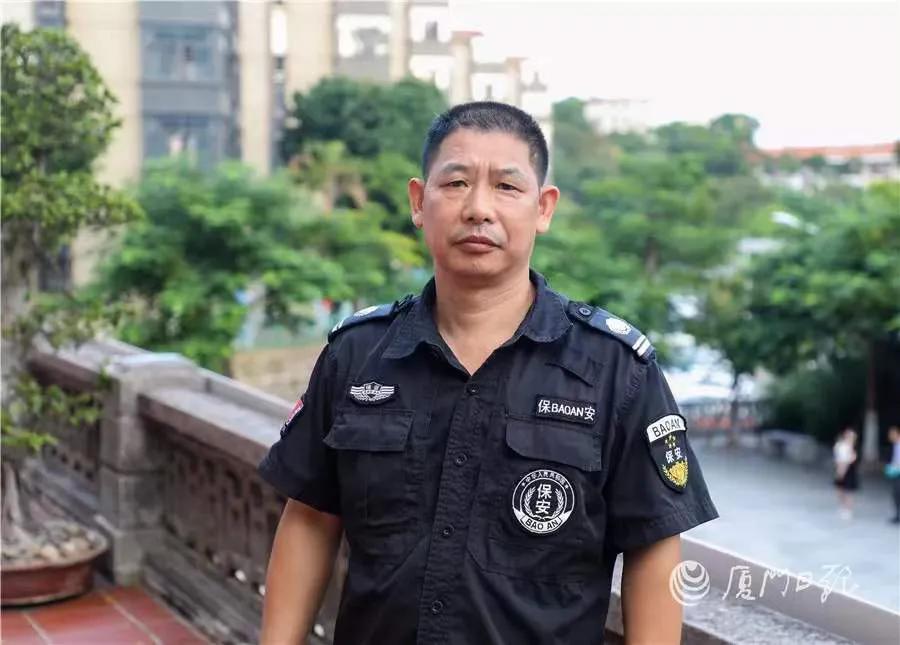 励志！厦门大学57岁保安自学法语！你还有理由不学习吗？