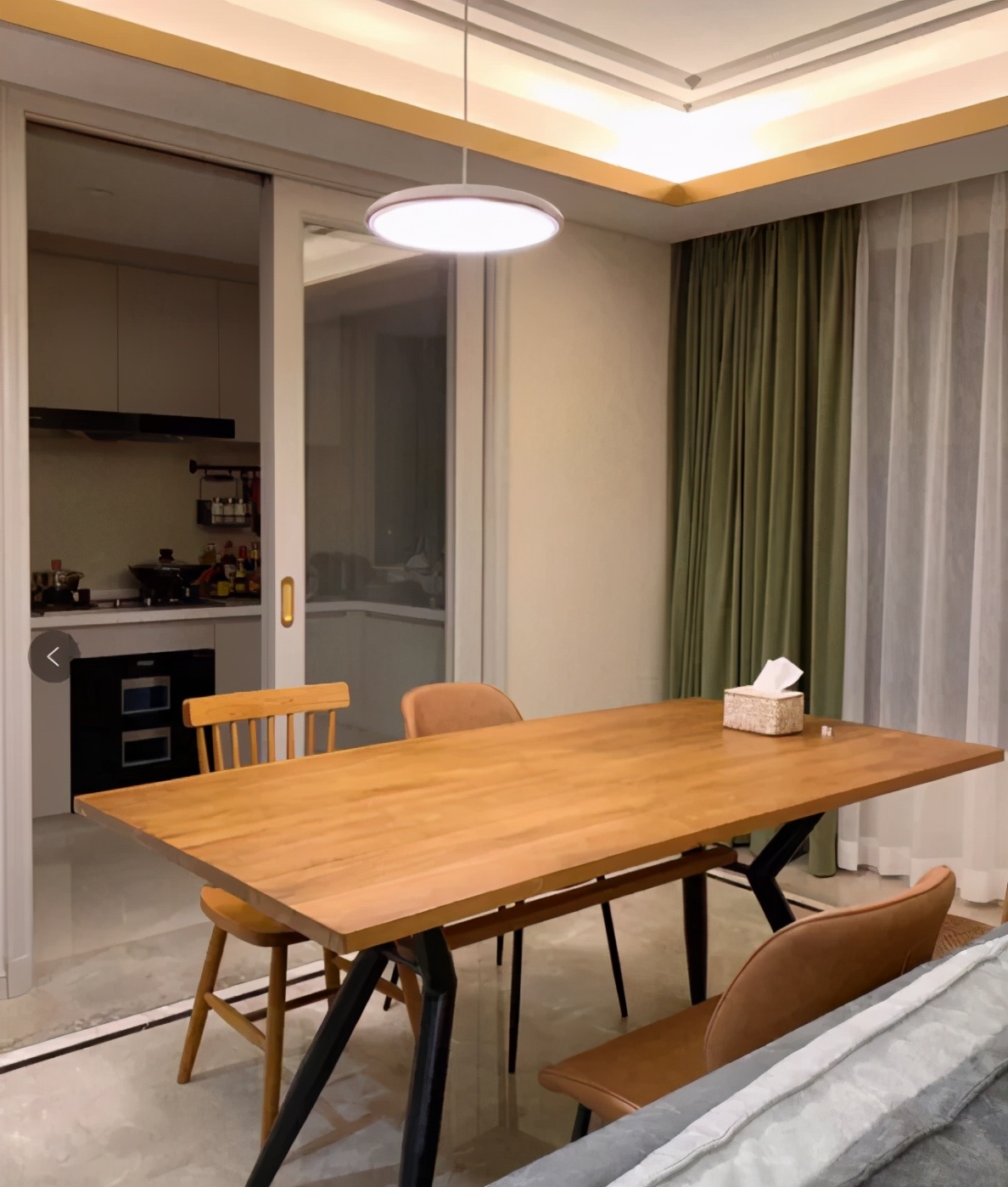 实木餐桌怎么买便宜又好用,实木餐桌的优点和缺点