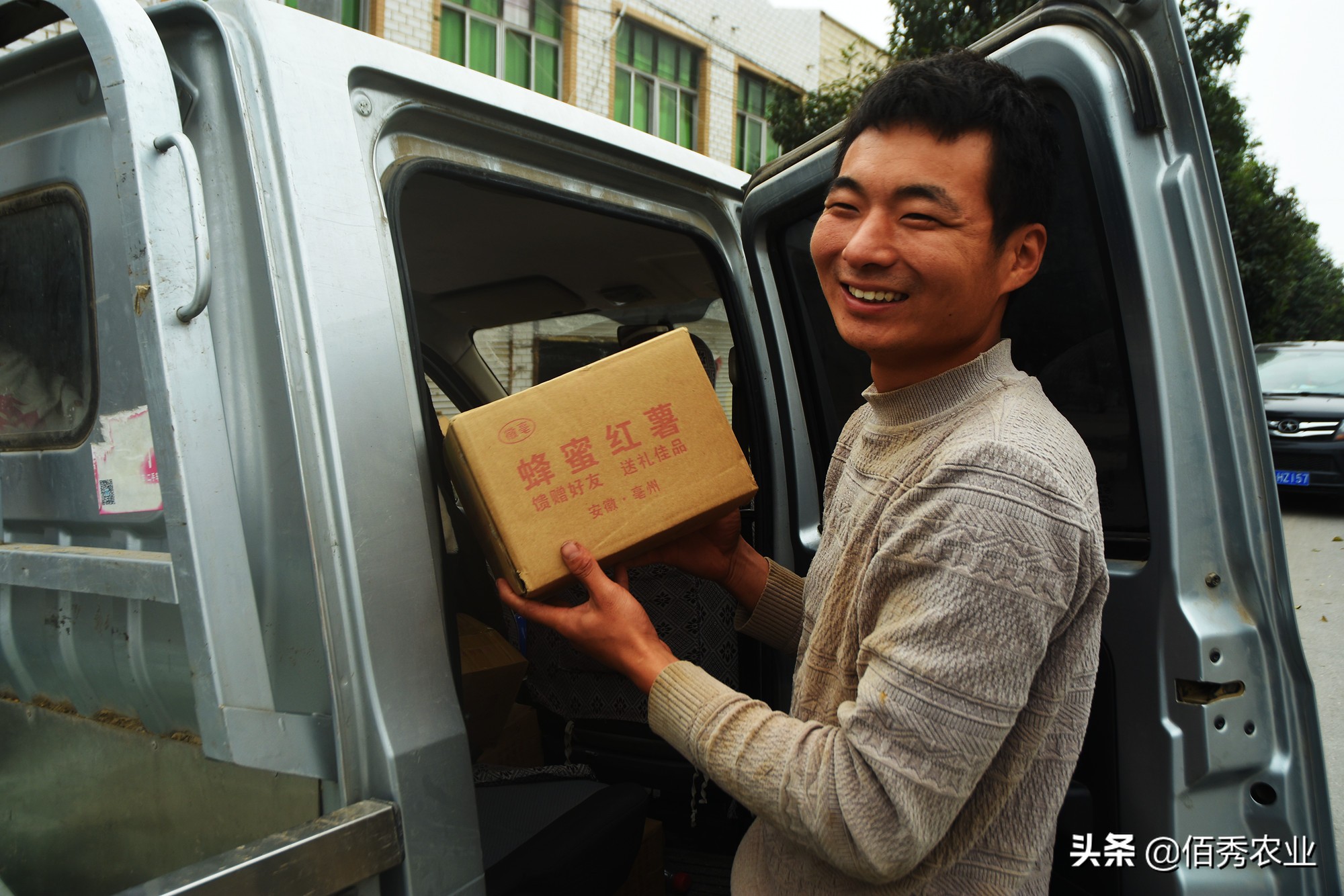 女记者辞职,记者辞职卖地瓜年入一亿引争议