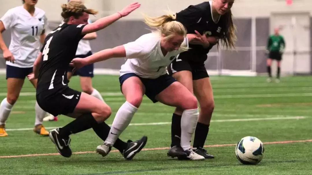 足球面对防守队员如何过人,凶悍的足球防守