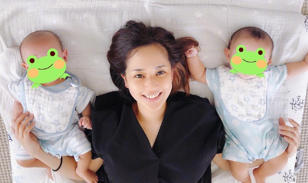 苍井空晒与双胞胎儿子合照，脸圆嘟嘟很可爱，母乳问题已经解决了