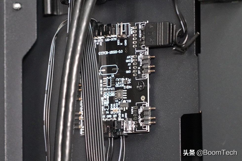 不对称设计点缀安钛克NX1000机箱体验