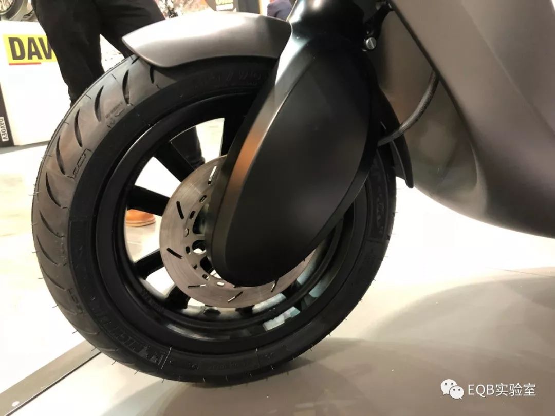 「米兰展独家」弯的电池？可当作充电宝的电池？外国人真会玩！