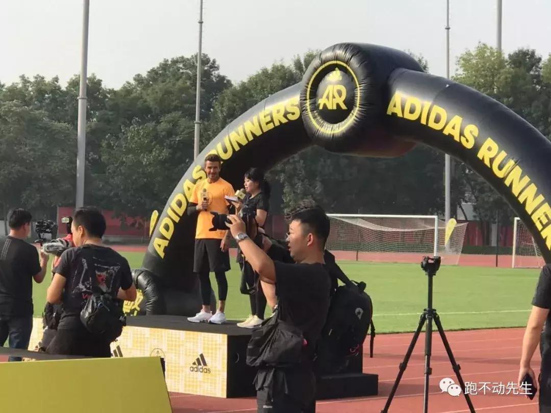 和贝克汉姆在球场上正面交锋,和贝克汉姆踢球是什么体验