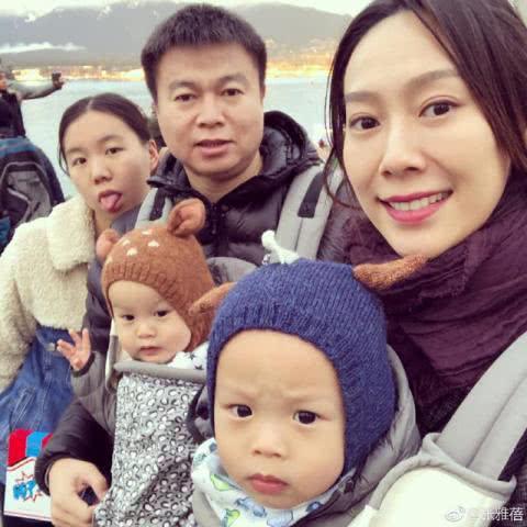 曾是国足功勋队员，40岁三婚迎娶27岁女星，如今已是三孩父亲