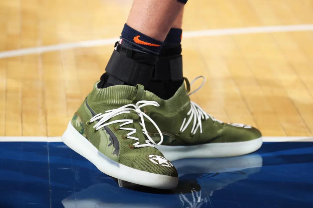 NBA球员上脚：老兵节配色的球鞋很酷，总冠军后卫签约李宁