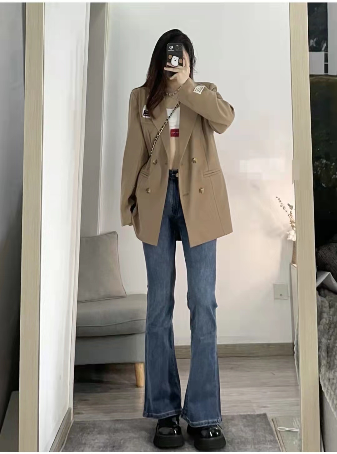 喇叭牛仔裤搭配卫衣好看吗,喇叭牛仔裤怎么搭配上衣和鞋