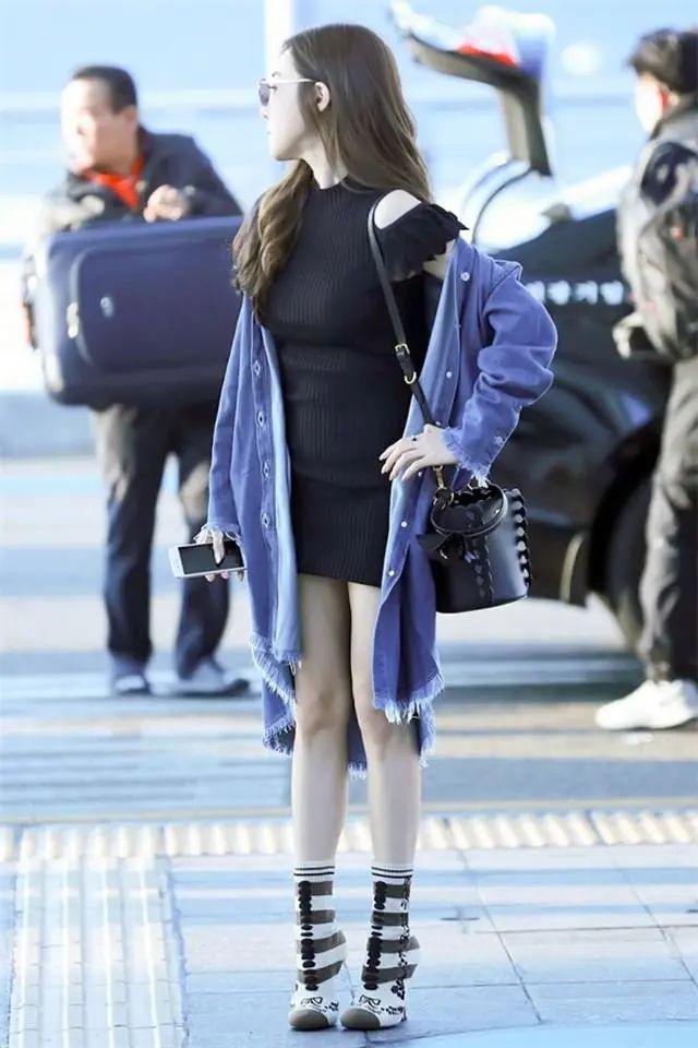 别再藏着掖着了!今年的“漏袜风”,带来一场袜子的pk盛宴