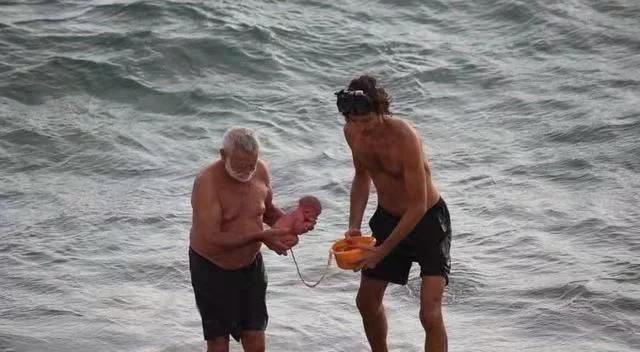 “最强产妇走红,下海游个泳顺便把娃生了,网友:公公接生?