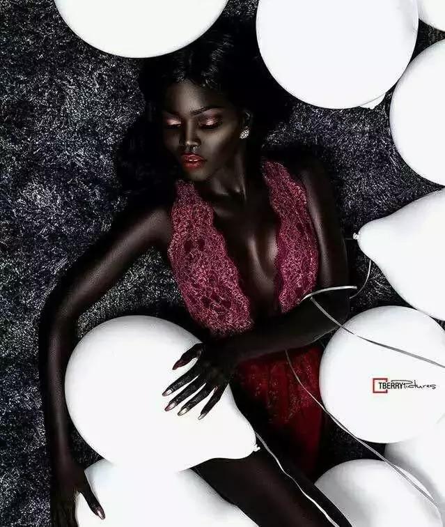 世界上最黑的19岁模特走红网络,全球最黑模特拍照