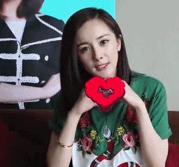 杨幂穿we11done绿色卫衣,杨幂穿搭黑色袜卫衣短靴