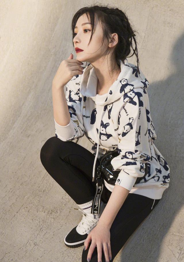 柳岩穿黑色吊带裙现身,柳岩穿吊带裙红裙