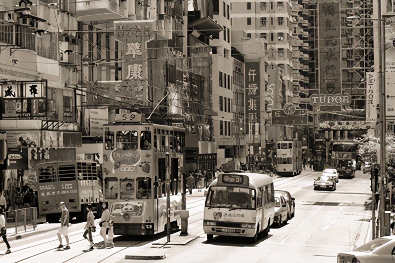 历史上黄飞鸿和十三姨是什么关系,黄飞鸿一生娶了多少女人