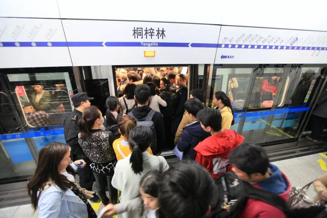 春运路上的幸福,高铁上的春运流动的年俗年味