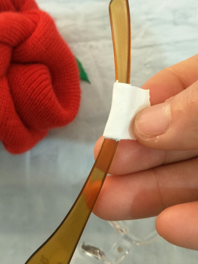 眼镜总是往下滑有什么妙招,眼镜容易滑落怎样调整眼镜框架