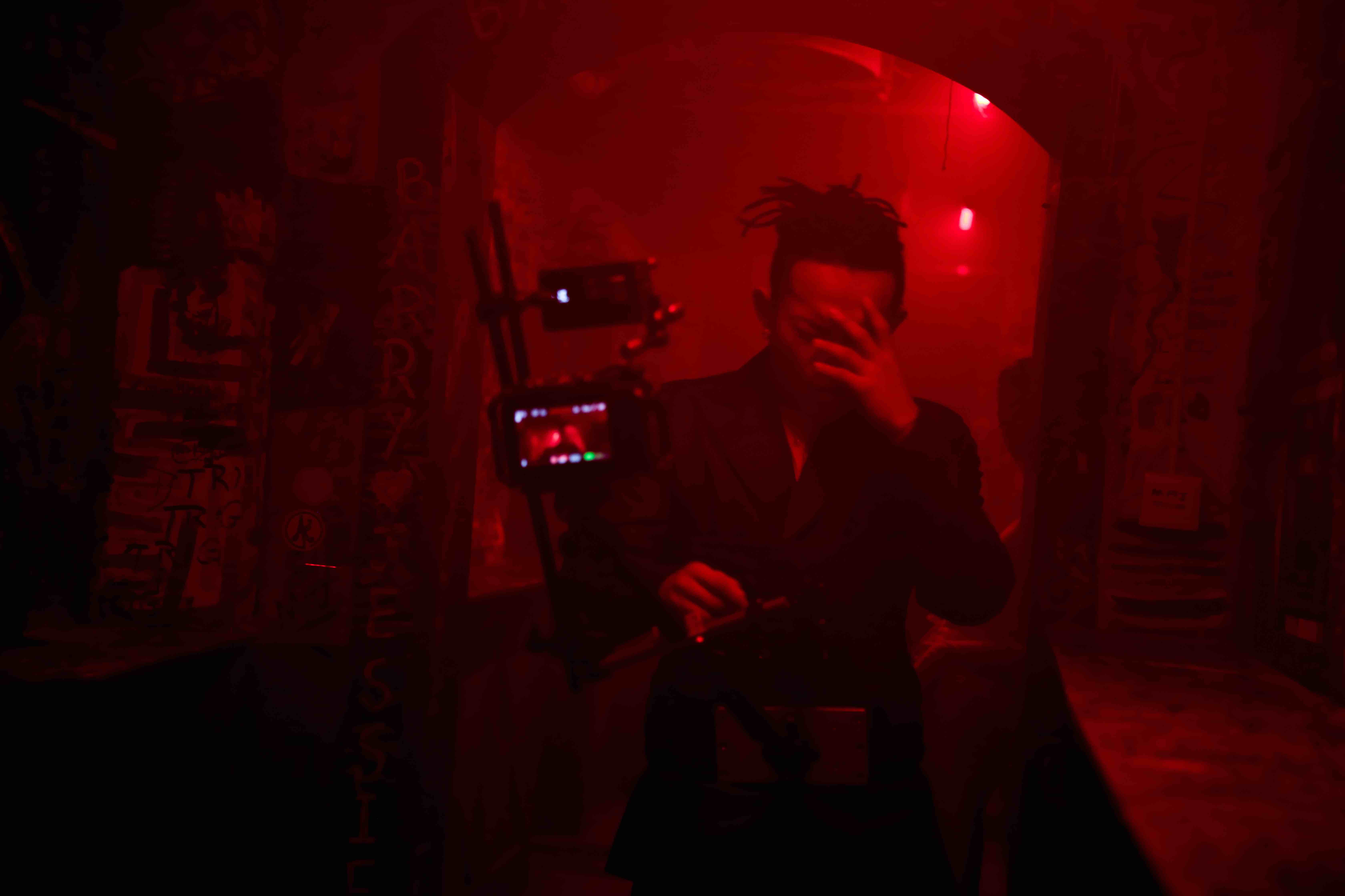 当你在重构自我时保持清醒|黄旭《酒声》新歌MV首发