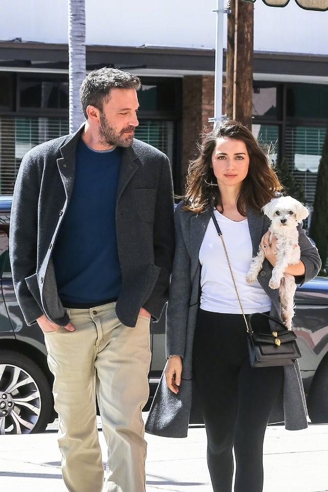 没1米7也能穿出大长腿，与大本甜蜜街拍不断，安娜心机造型学起来