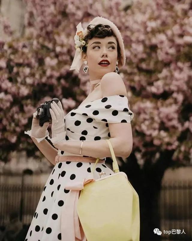 E*杯罩**,小蛮腰,复古装,这个法国小姑娘引发了一阵舔屏狂潮!