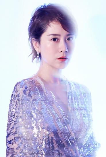 白t短裤造型的海清,海清穿黑粉色连衣裙加上干练盘发