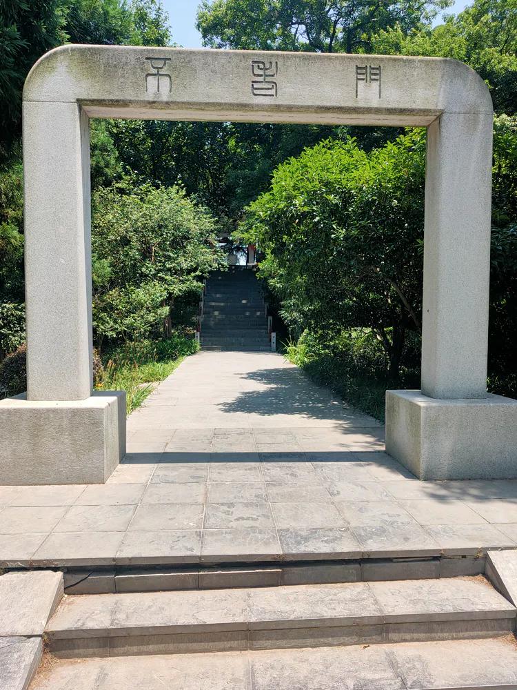 曾作为禁地，与外界隔绝二百六十多年的“玄武湖”，今日锣鼓喧天