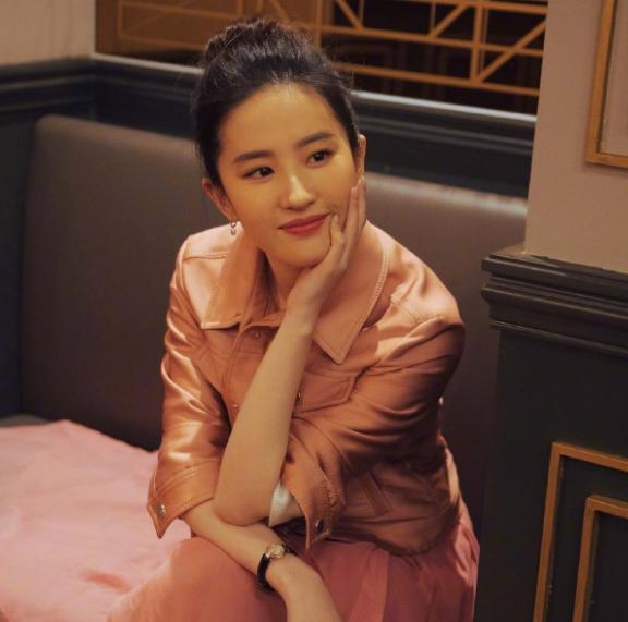 脸长的女生适合什么扎发,脸大发量多的女生适合什么扎发