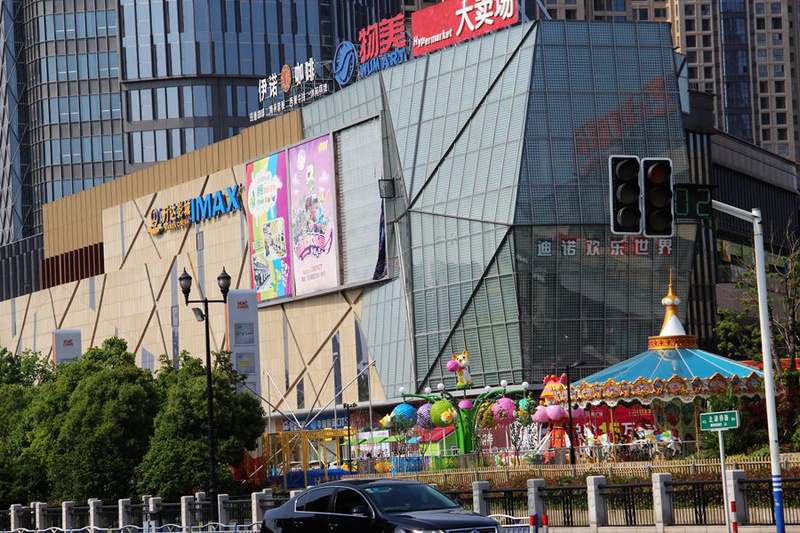 南通一大型老牌商场，曾繁华依旧受人喜爱，后生意萧条濒临倒闭