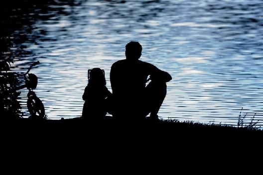 心已经对感情麻木了，泪已经流尽，还有什么是自己该值得守候的了