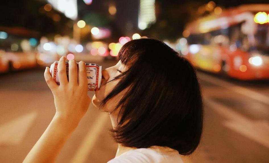 一个完全不喜欢你的人该怎么追,一个并不喜欢你的女生和你谈恋爱