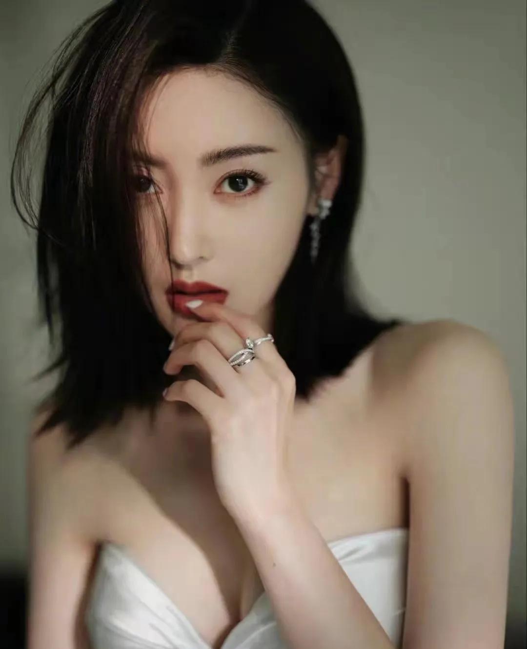 嘴巴有点突出怎么化唇妆,没有唇形怎么画唇妆手把手教