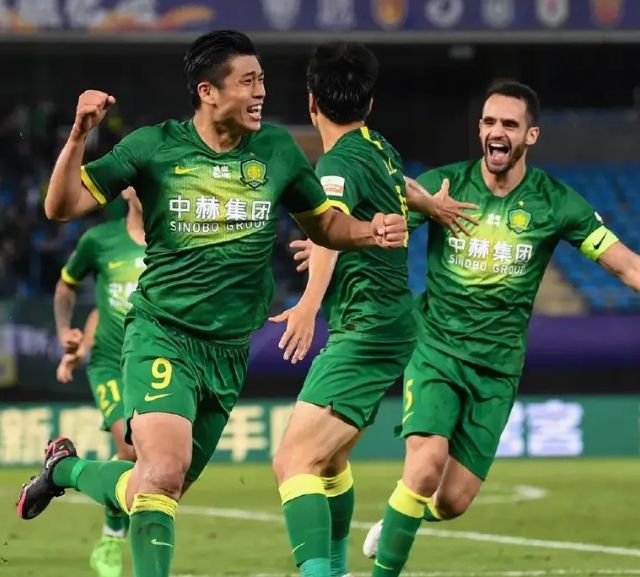 现在中国足球国家队前锋有哪些,中国足球队中场射球