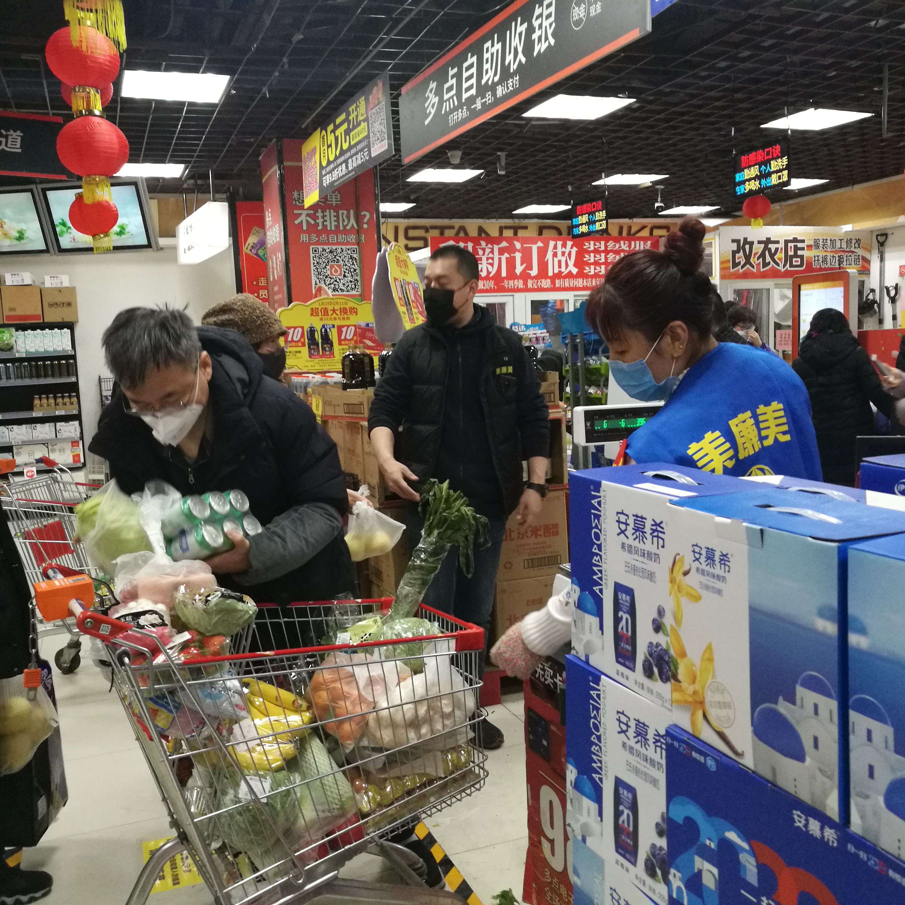 北京超市自助结账软件,超市顾客排长队购物