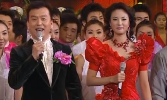 央视春晚三分钟历史回顾,央视春晚大屏幕有黑屏